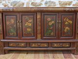 une image représentant une armoire en bois dont les portes sont ornées de fleurs peintes