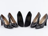 neuf paires de chaussures à talons hauts noires alignées en rang
