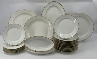 beaucoup d'assiettes empilées les unes sur les autres