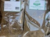 une boîte remplie d'herbes posée sur une table