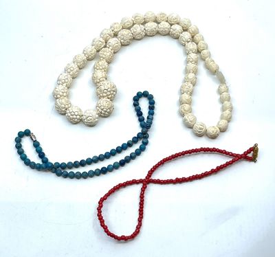 Ensemble de trois colliers fantaisie.