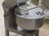 une machine posée sur le sol de la cuisine