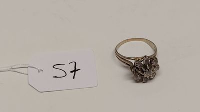 une petite bague sertie d'un diamant, à côté d'une étiquette de prix