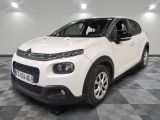 la citrole blanche est garee sur un carrelage en damier