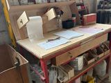 un établi dans un garage, sur lequel sont posés de nombreux outils