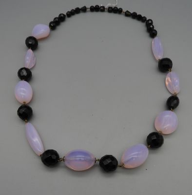 Collier couture en perles de verre noire et rose facettées e…