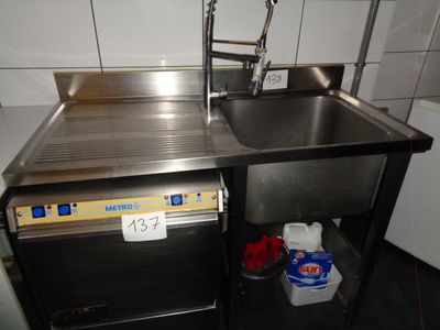 un évier en inox et un lave-vaisselle dans une cuisine