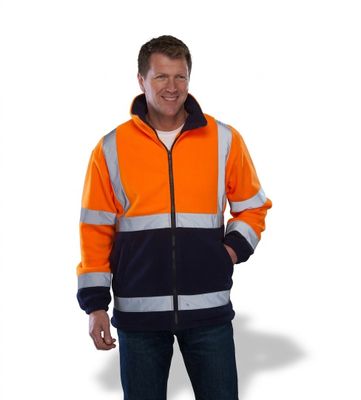 une photo d'un homme vêtu d'une veste orange et noire