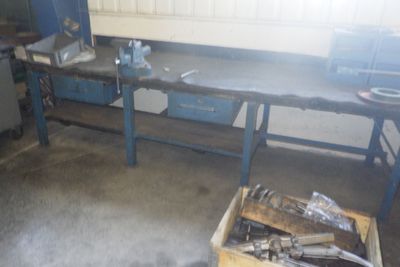 une image représentant un établi sur lequel se trouvent des outils