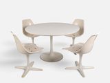 quatre chaises disposées autour d'une table au plateau blanc