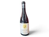 une bouteille de vin posée sur une table