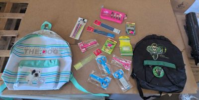 une table sur laquelle sont posées de nombreuses fournitures scolaires