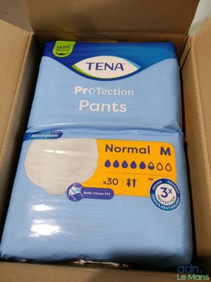 une boîte de culottes de protection Tena posée sur une table