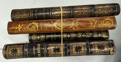 cinq livres empilés sur une table