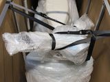 une boîte en carton contenant des toilettes, emballée dans du plastique