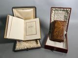 deux livres ouverts posés dans une boîte sur une table