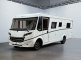 une photo d'un camping-car blanc garé dans un garage
