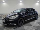 la voiture noire est garée sur un sol en damier dans le garage