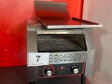 un grille-pain posé sur un plan de travail