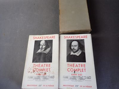Deux livres de Shakespeare et Shakespeare lui-même sont posés sur une table