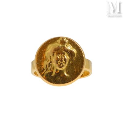 une image d'un anneau d'or avec une pièce romaine au centre