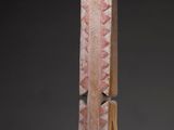 une image représentant une sculpture en bois d'une personne portant un chapeau sur la tête