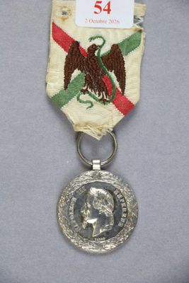 une image représentant une médaille d'argent entourée d'un ruban rouge et vert
