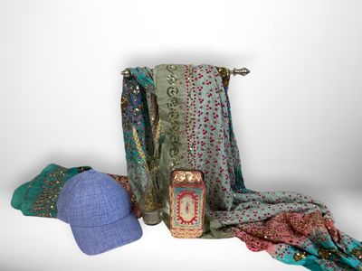 un tas de vêtements et un chapeau posés sur une table
