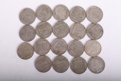 quelques vieilles pièces de monnaie sont disposées en carré sur une surface blanche