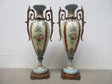 deux vases posés sur une table