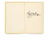 un livre ouvert sur lequel figurent des notes manuscrites et dans lequel se trouve un stylo