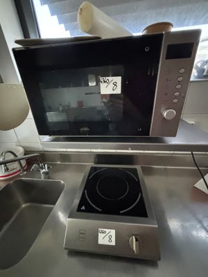 un micro-ondes posé sur une cuisinière