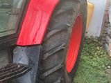 un tracteur auquel est attachée une chaîne au niveau de son pneu avant