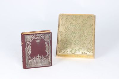 une paire de livres anciens aux couvertures dorées sur fond blanc