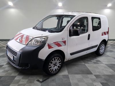 la photo d'une petite camionnette blanche garée dans un garage