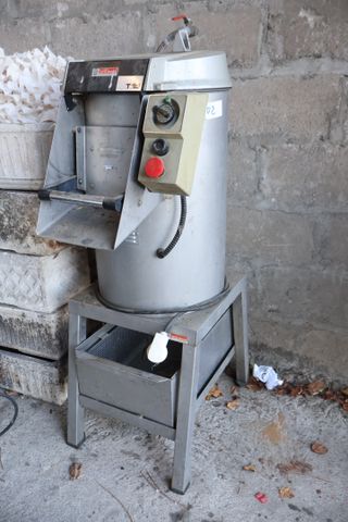 DITO SAMA T25 - Eplucheuse à pomme de terre. Alimentation en Trip...