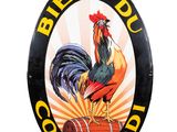 une enseigne représentant un coq posé sur un tonneau