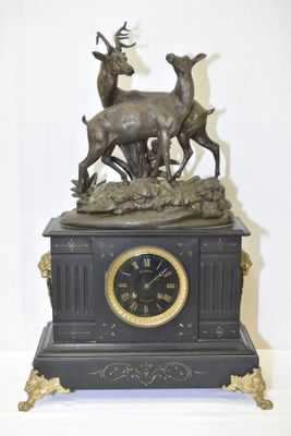 PENDULE borne en marbre noir surmontée de sujets Cerf et bic…