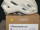 une image représentant un casque blanc posé sur une boîte en carton
