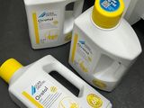 trois bouteilles de liquide posées les unes à côté des autres sur un plan de travail