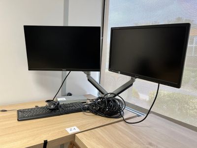 un bureau équipé de deux écrans et d'un clavier