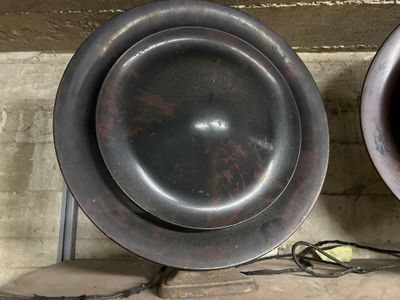 Deux enceintes en bakélite, probablement L.