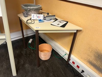 8 sièges, une table ronde coiffée d'un verre, 2 tables basse…