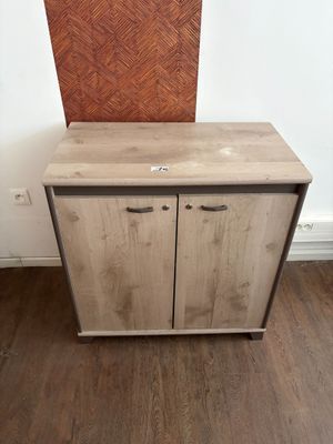 une armoire en bois à deux portes, avec une porte sur le dessus