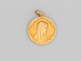 une médaille d'or de la Vierge de Guadalupe
