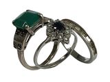 deux bagues en argent ornées d'une pierre verte
