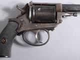 un pistolet posé sur une surface blanche