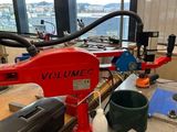 une machine posée sur une table dans une pièce