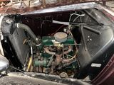 une vieille voiture dont le moteur se trouve dans le coffre