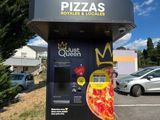 un distributeur automatique de pizzas au bord de la route